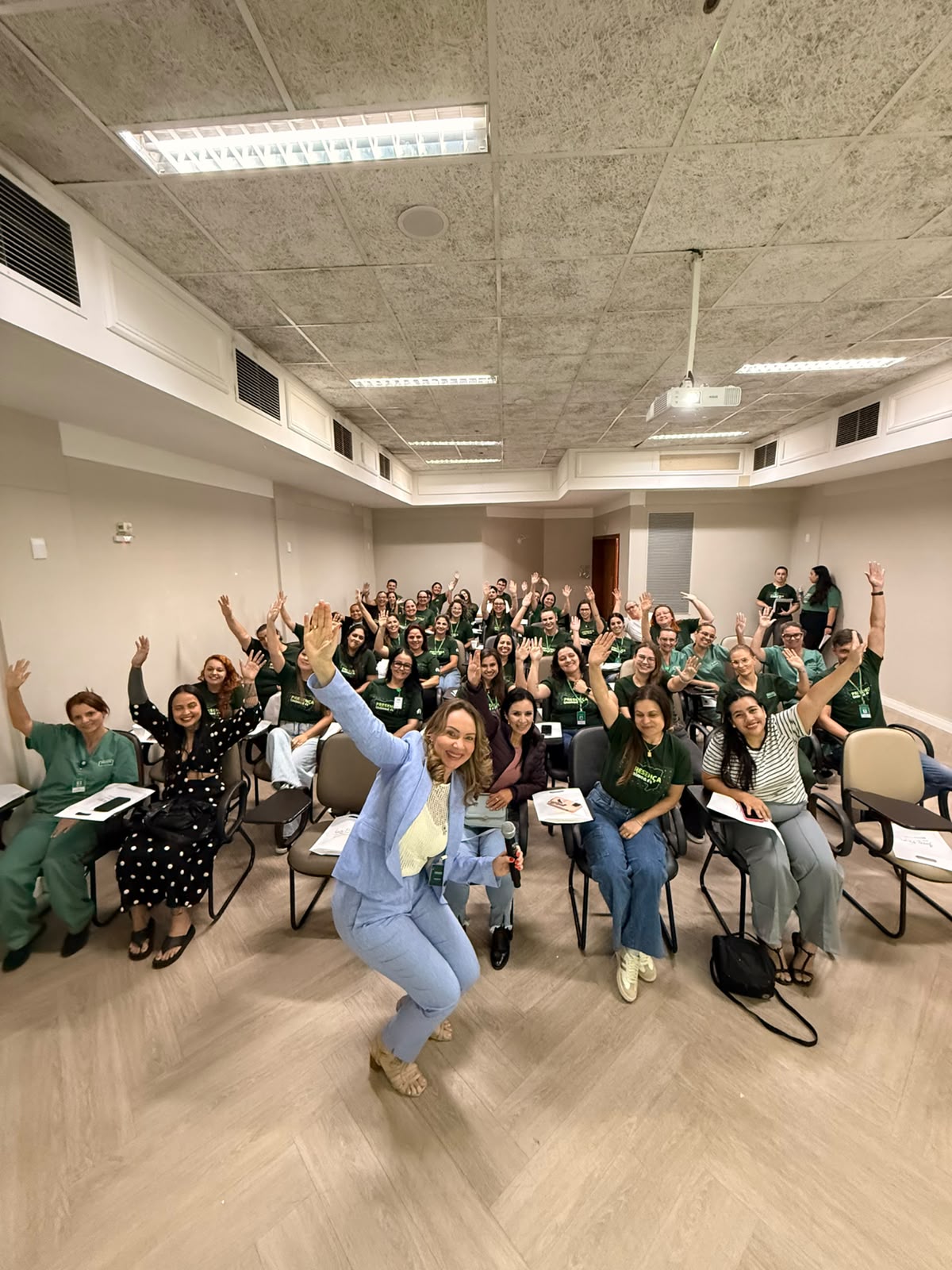 Plateia atenta em treinamento corporativo