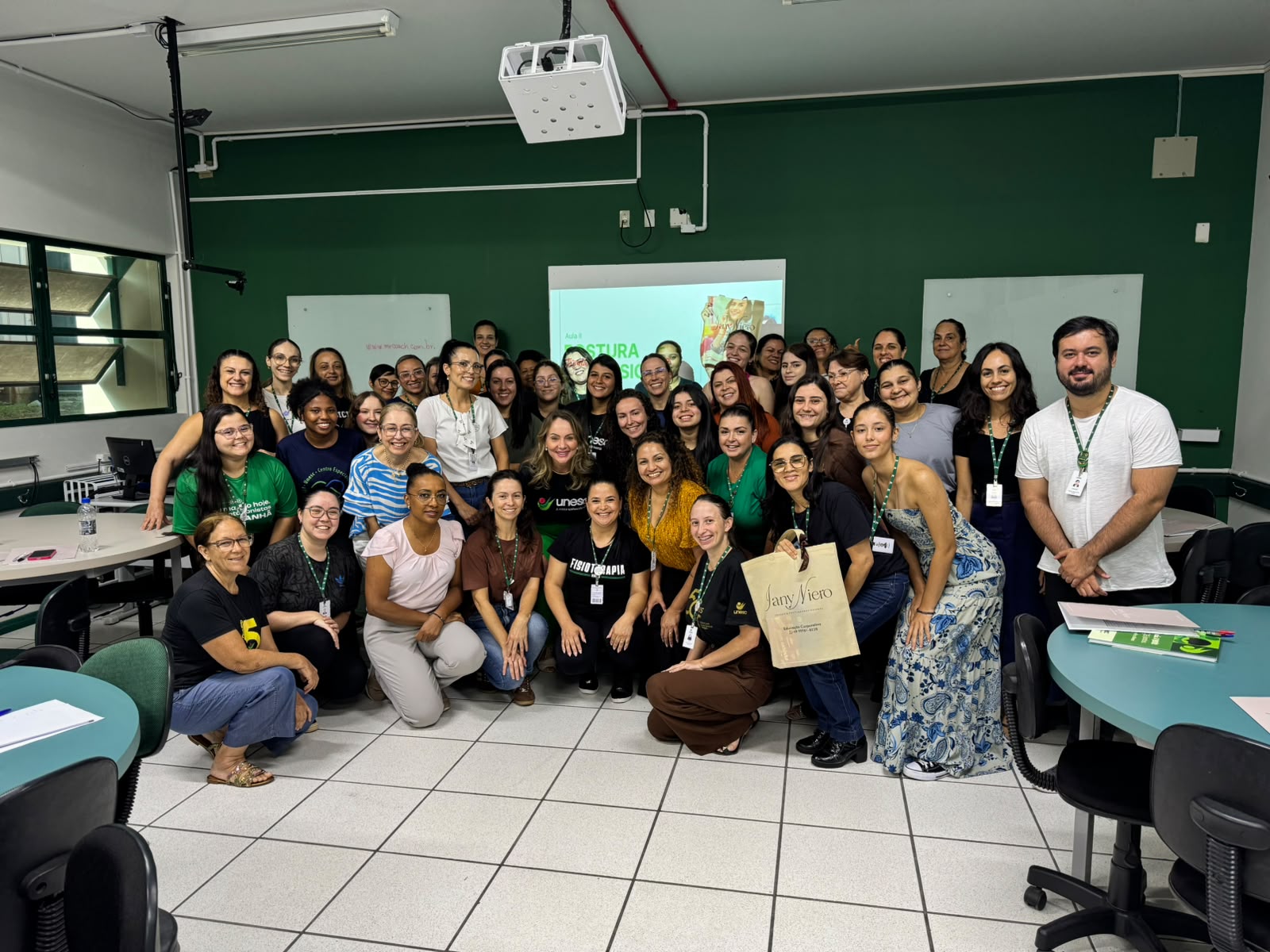 Turma da Unesc após treinamento de postura profissional